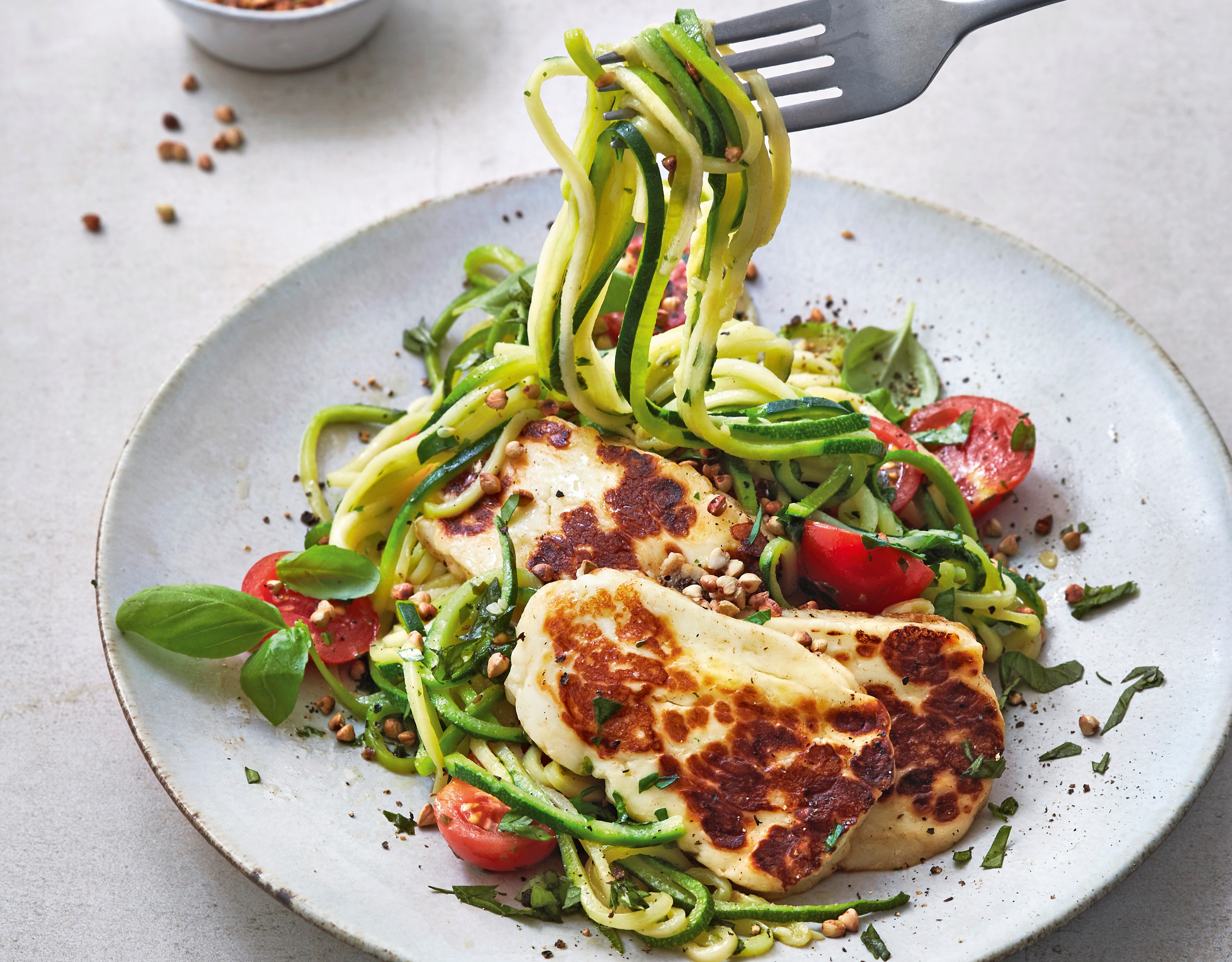 Zoodles mit Kräuteröl und Halloumi