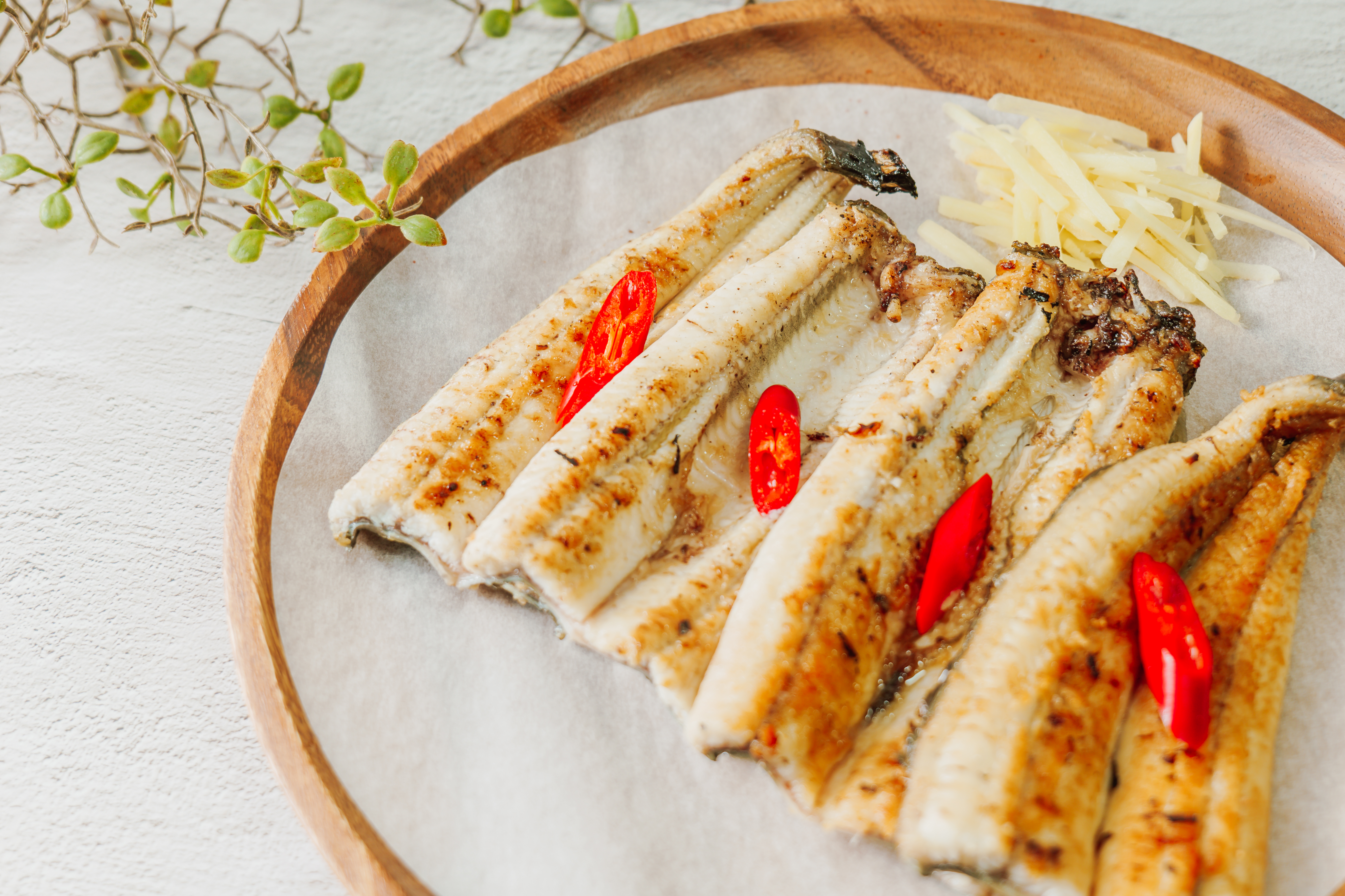 jangeogui, Cleaned eel are seasoned with salt, soy sauce, gochujang, and others to taste, and then grilled. Eel is rich in vitamins A, B, and C, which fight aging and keep the skin healthy and youthful.