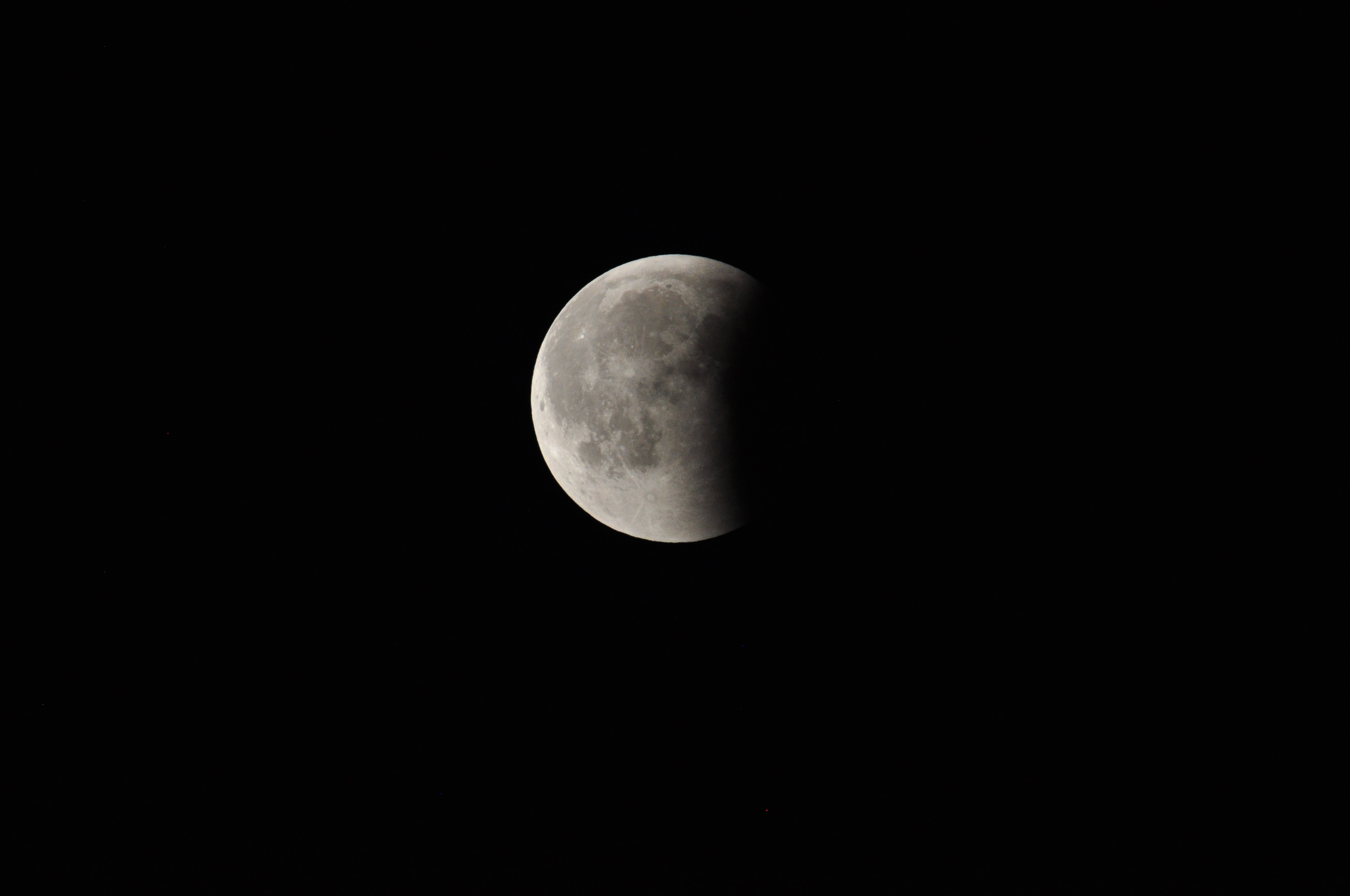 Nach der Jahrhundertmondfinsternis vom 27.07.2018 tritt der Mond aus dem Kernschatten wieder heraus.