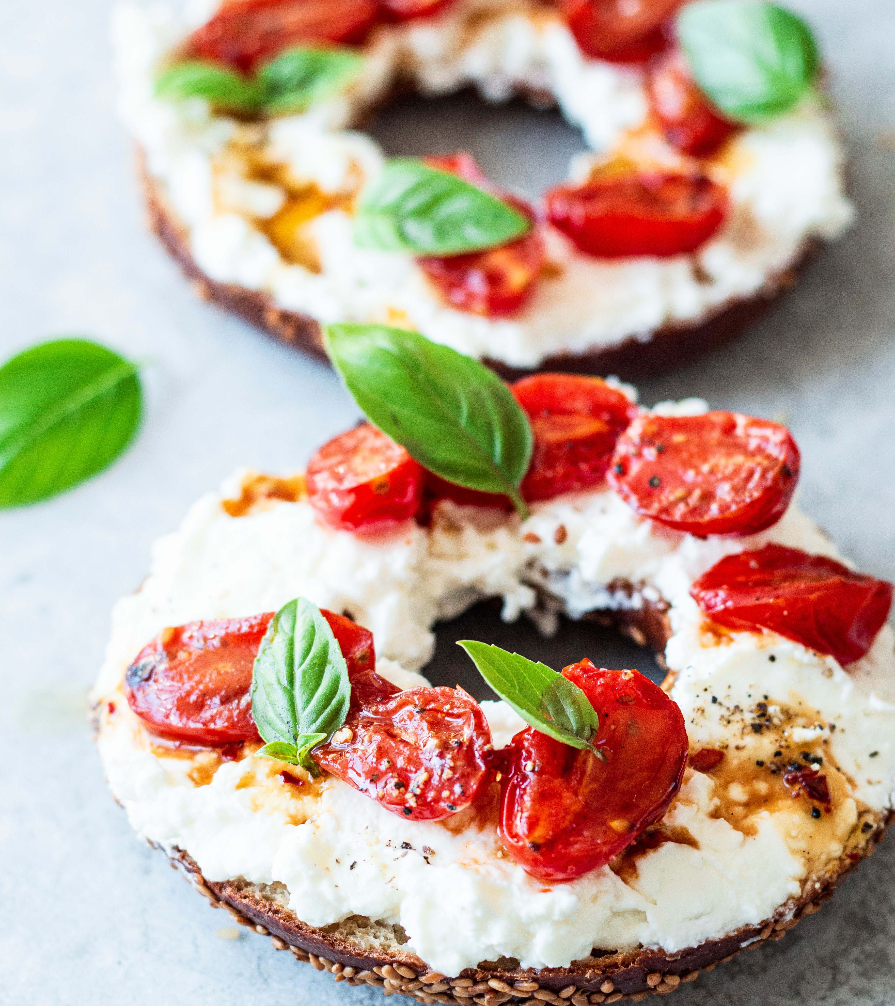 Frühstücks-Bagel mit Feta und Schmortomaten