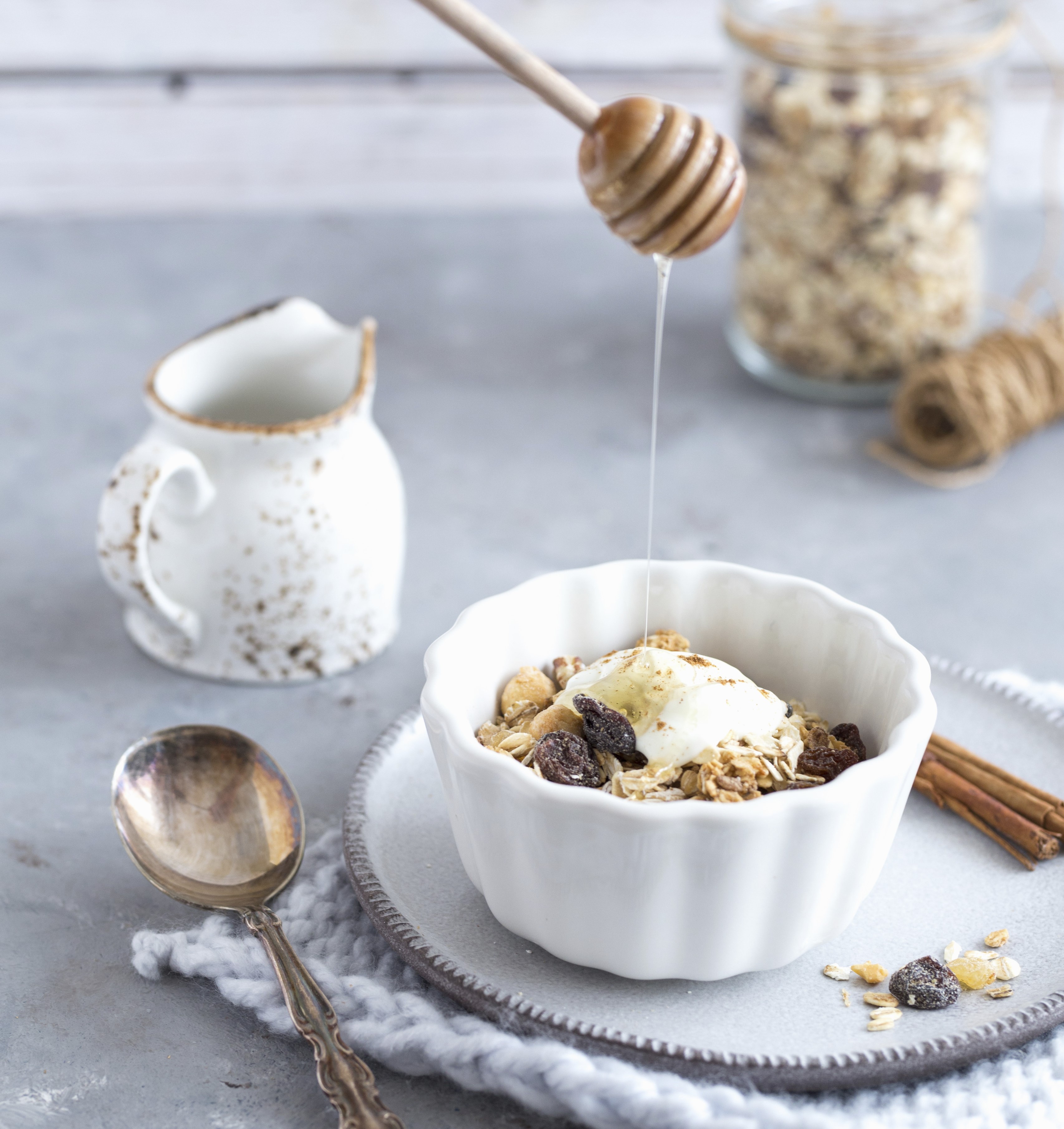 Müsli mit Joghurt und Honig