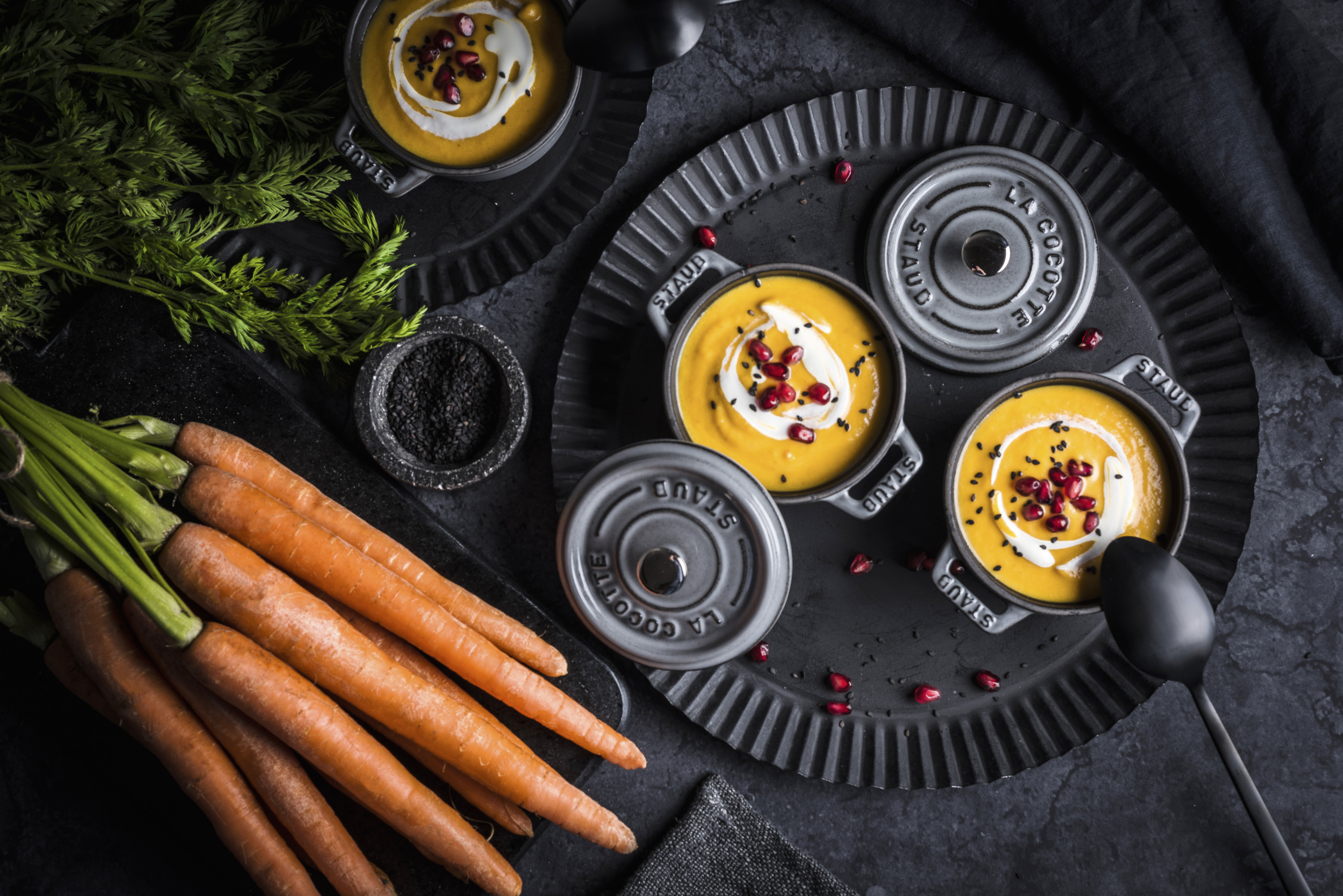 Möhrensuppe mit Granatapfelkernen in Cocotte-Förmchen (Marokko)