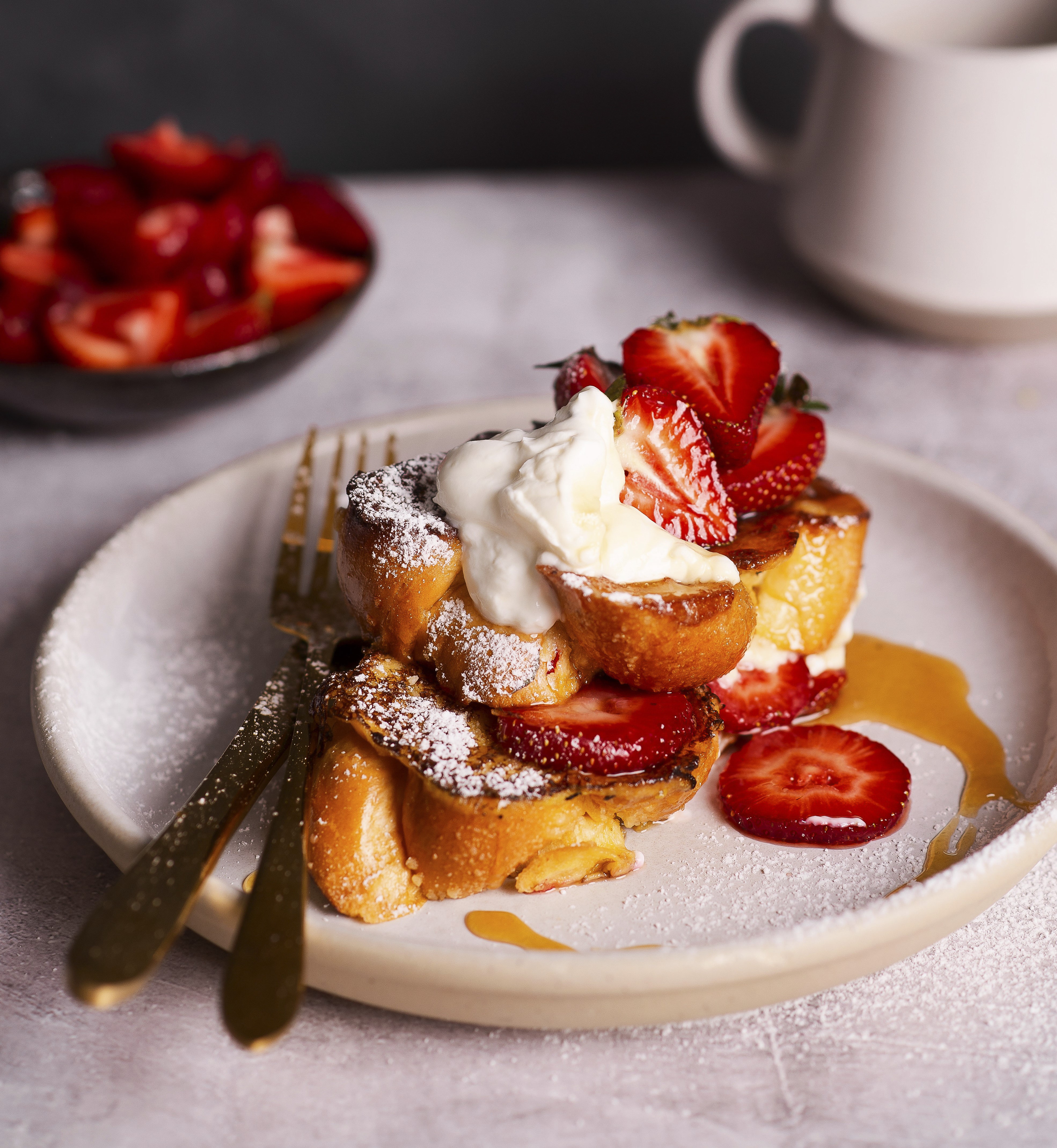 French Toast mit Erdbeeren, Joghurt und Honig